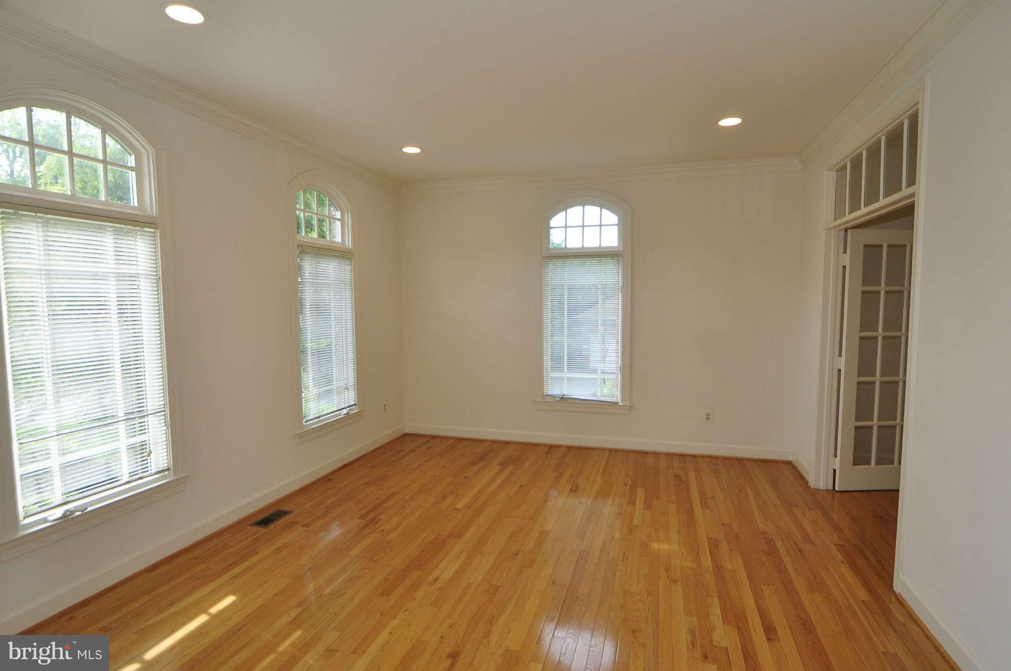 11090 Whitstone Place Reston, VA 20194 - Photo 13 of 30 Living Room