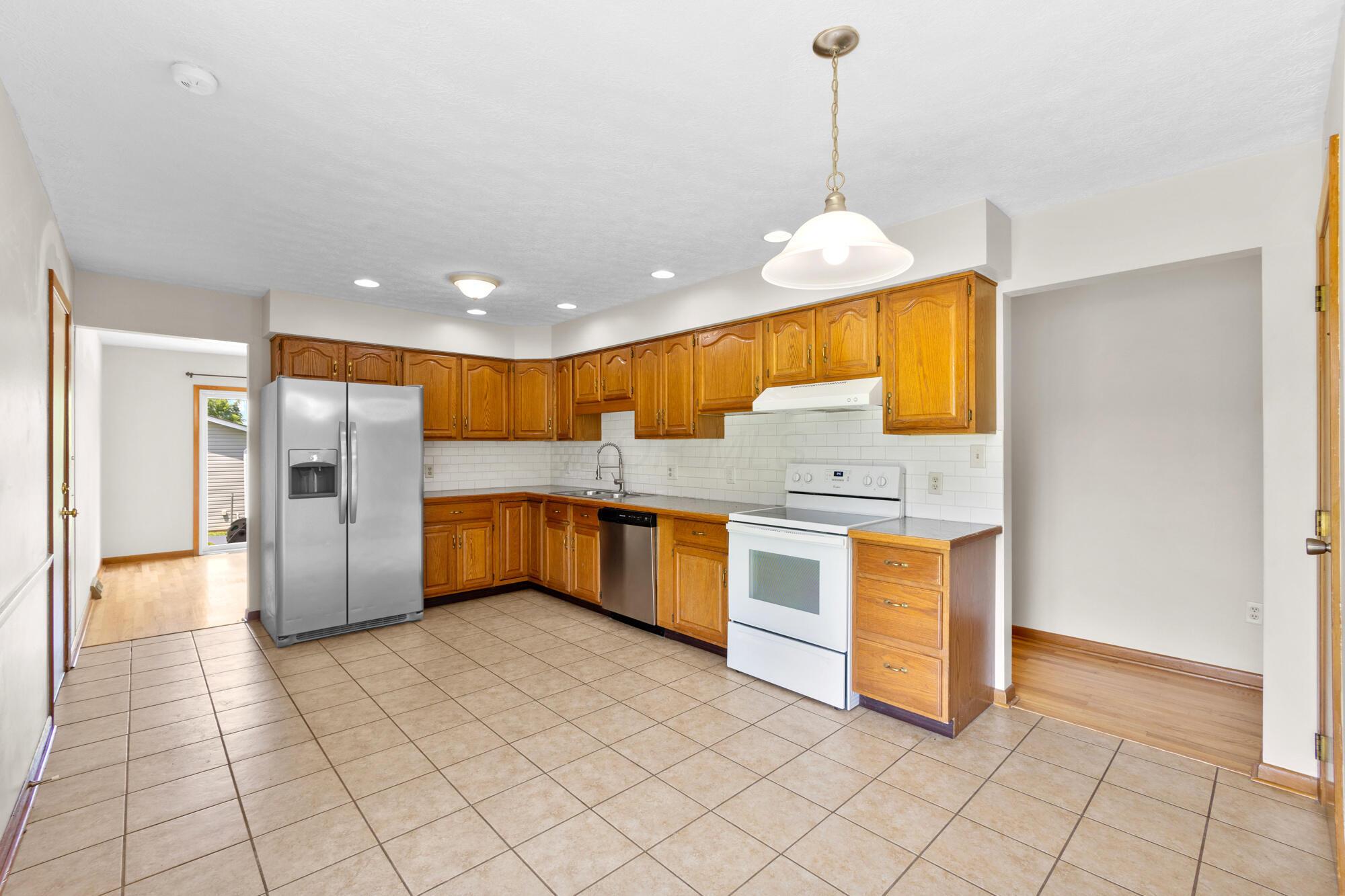 215 Lockville Road Pickerington, OH 43147 - Photo 10 of 54 Kitchen