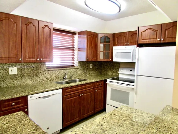 $2,450 | 9375 Fontainebleau Boulevard, Unit L317, Miami, FL 33172