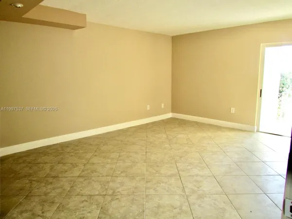 $2,450 | 9375 Fontainebleau Boulevard, Unit L317, Miami, FL 33172