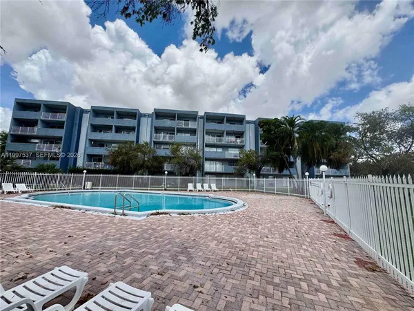 $2,450 | 9375 Fontainebleau Boulevard, Unit L317, Miami, FL 33172