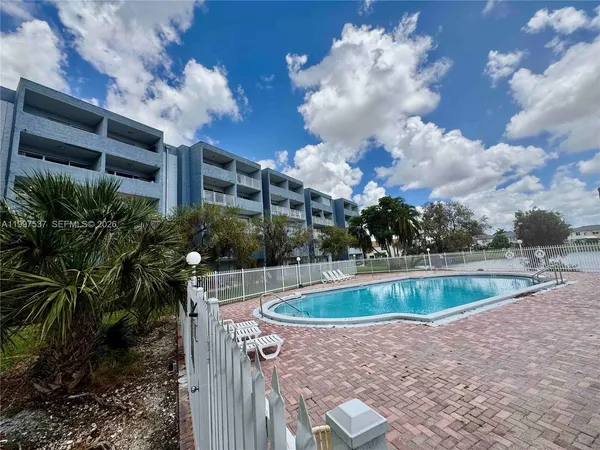 $2,450 | 9375 Fontainebleau Boulevard, Unit L317, Miami, FL 33172