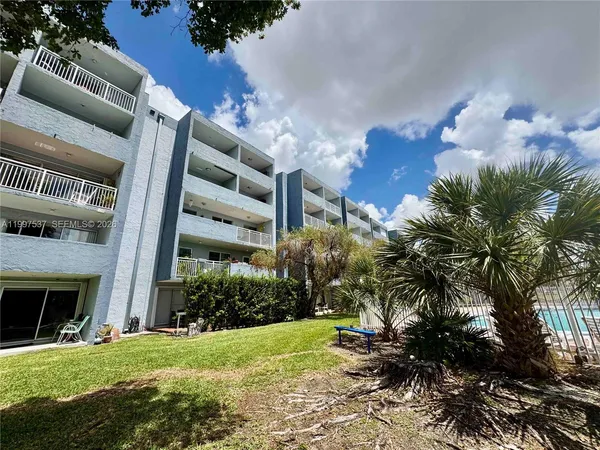 $2,450 | 9375 Fontainebleau Boulevard, Unit L317, Miami, FL 33172