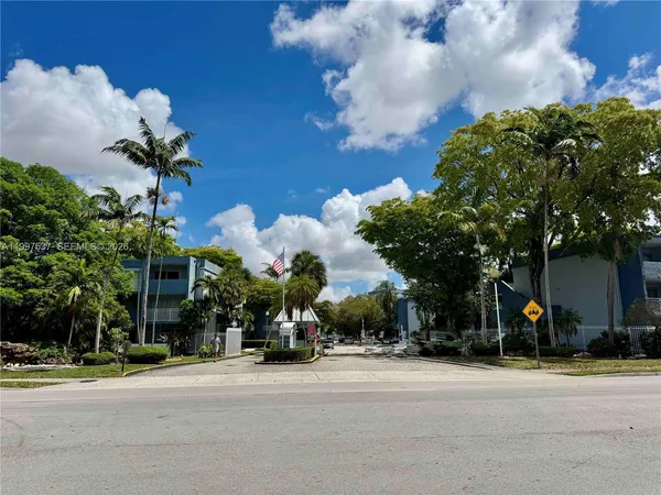 $2,450 | 9375 Fontainebleau Boulevard, Unit L317, Miami, FL 33172