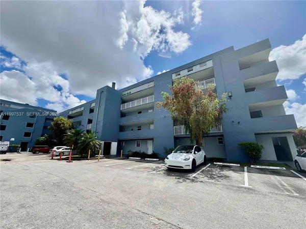 $2,450 | 9375 Fontainebleau Boulevard, Unit L317, Miami, FL 33172
