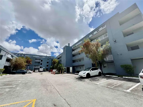 $2,450 | 9375 Fontainebleau Boulevard, Unit L317, Miami, FL 33172