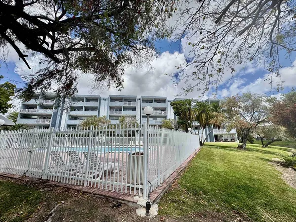 $2,450 | 9375 Fontainebleau Boulevard, Unit L317, Miami, FL 33172