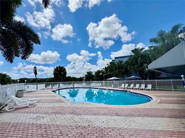 $2,450 | 9375 Fontainebleau Boulevard, Unit L317, Miami, FL 33172