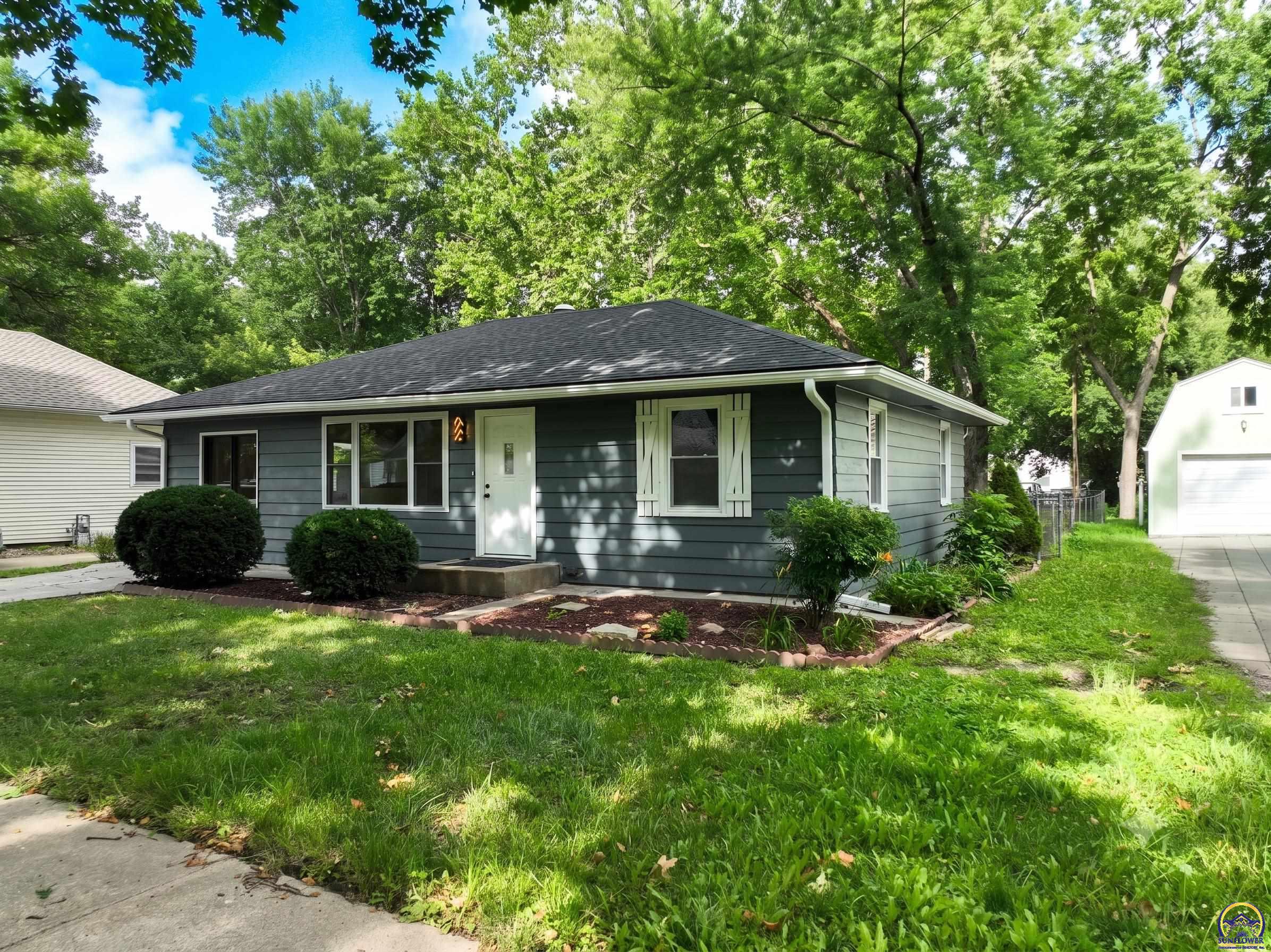 604 Maple Street Wamego, KS 66547 - Photo 2 of 26