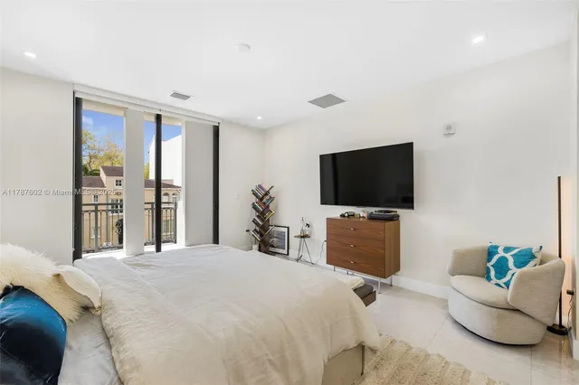 $1,575,000 | 718 Valencia Avenue, Unit 206, Coral Gables, FL 33134