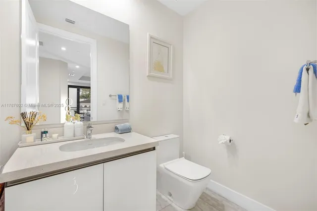 $1,575,000 | 718 Valencia Avenue, Unit 206, Coral Gables, FL 33134