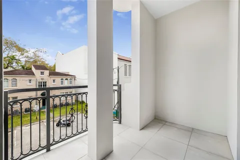 $1,575,000 | 718 Valencia Avenue, Unit 206, Coral Gables, FL 33134