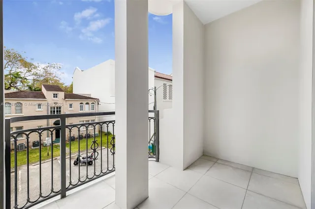 $1,575,000 | 718 Valencia Avenue, Unit 206, Coral Gables, FL 33134