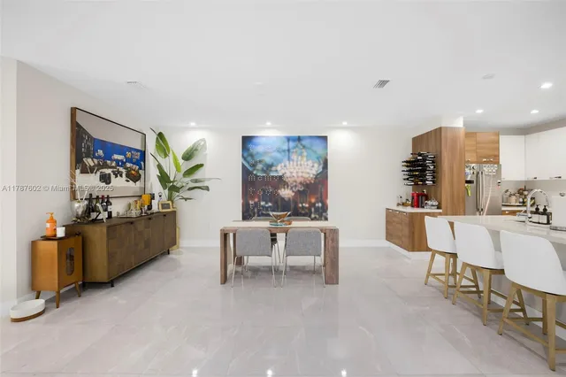 $1,575,000 | 718 Valencia Avenue, Unit 206, Coral Gables, FL 33134