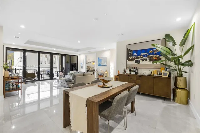 $1,575,000 | 718 Valencia Avenue, Unit 206, Coral Gables, FL 33134