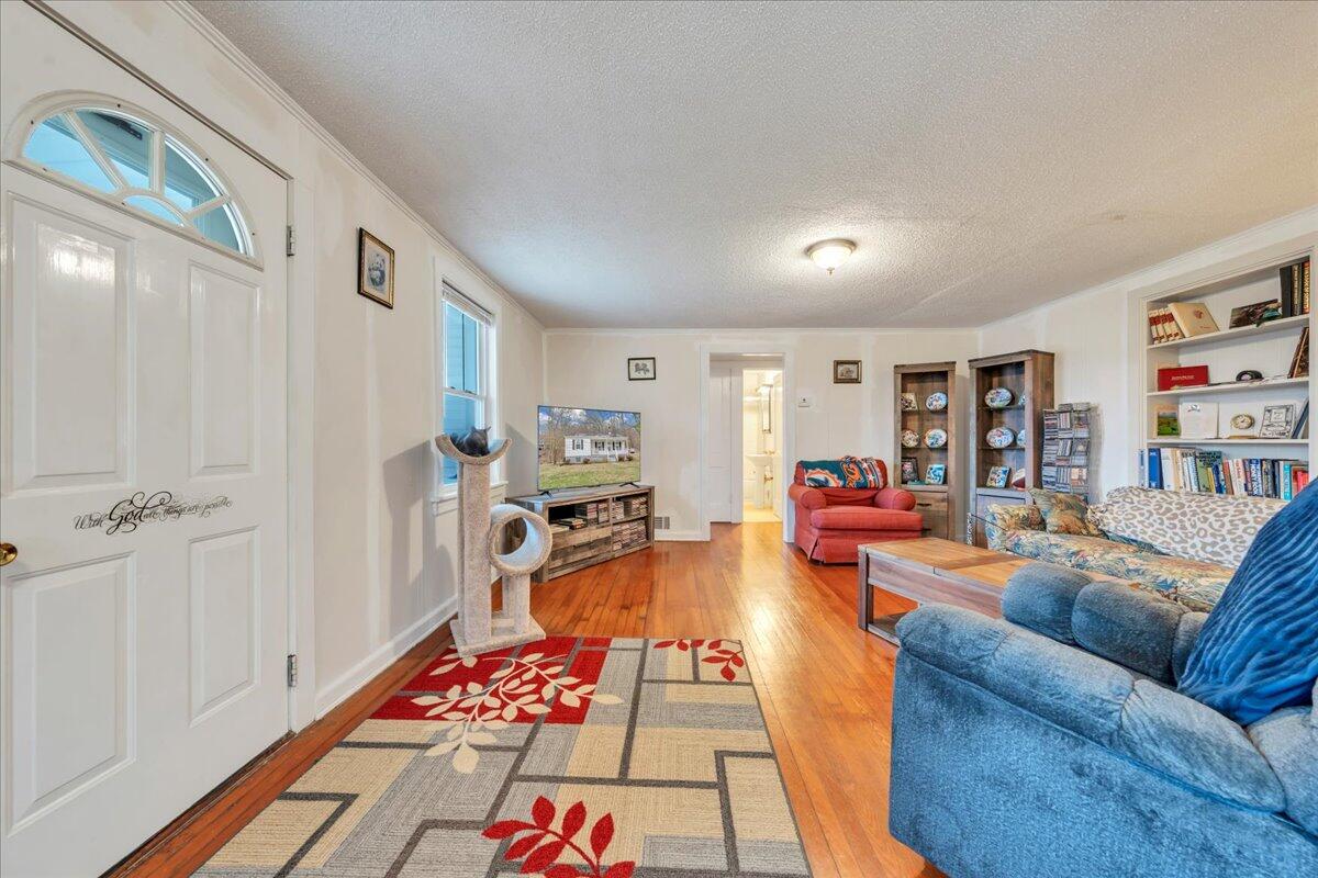 4439 Yellow Mountain Road Roanoke, VA 24014 - Photo 3 of 47 03-MIB04688