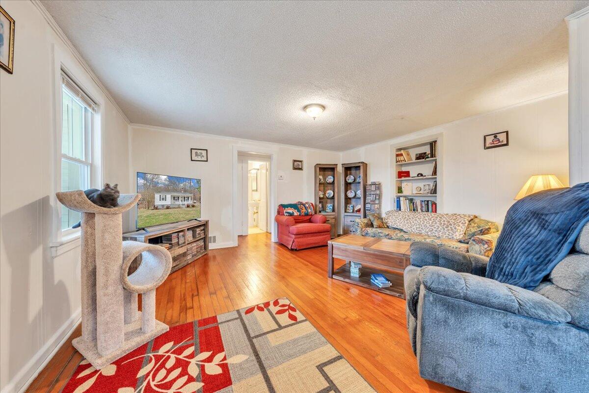 4439 Yellow Mountain Road Roanoke, VA 24014 - Photo 5 of 47 05-MIB04691