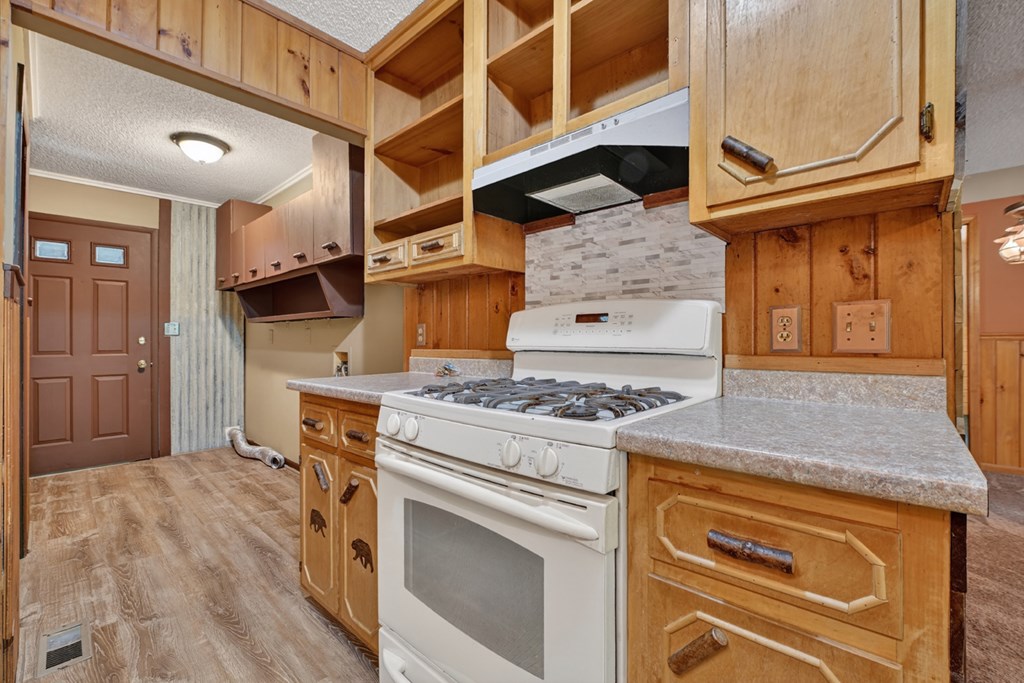111 Candlewood Lane Blue Ridge, GA 30513 - Photo 46 of 57 a kitchen with a stove and a refrigerator