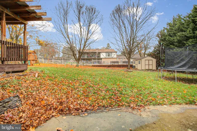 a view of a yard with a house