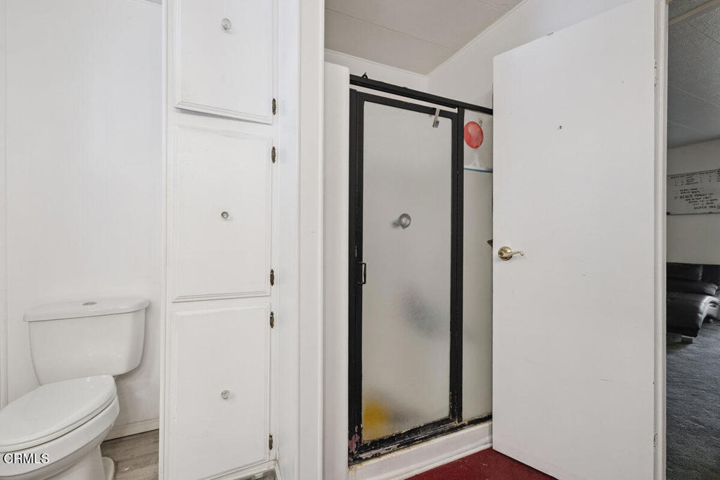 1550 Rory Lane, Unit 82 Simi Valley, CA 93063 - Photo 21 of 27 a bathroom with a toilet and a shower
