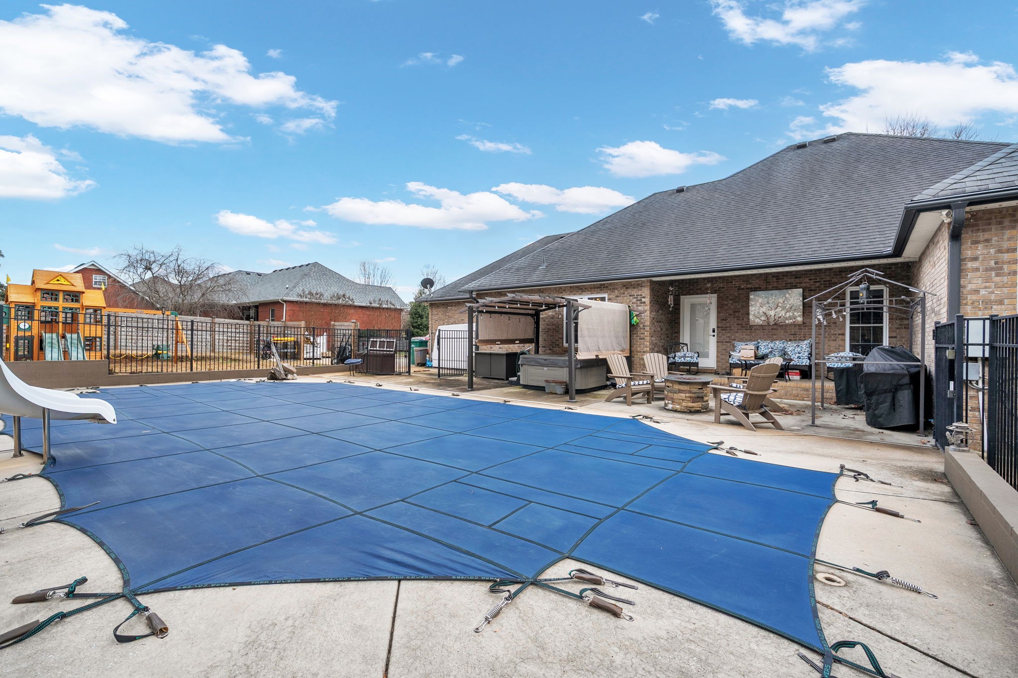 495 Favre Circle Winchester, TN 37398 - Photo 31 of 31 a living room with patio furniture and a city view