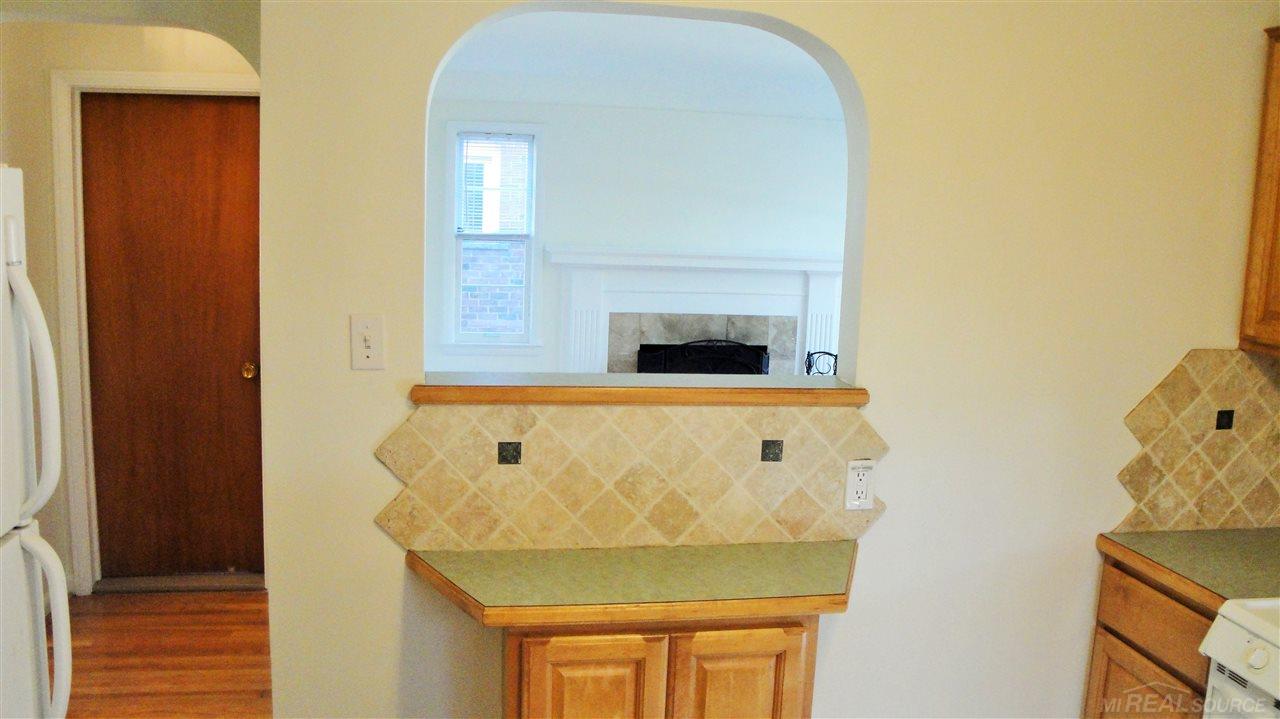 1569 Roslyn Road Grosse Pointe, MI 48236 - Photo 16 of 30 31332490-15.JPG