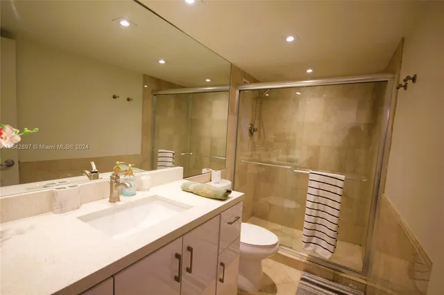 $6,500 | 5161 Collins Avenue, Unit 1004, Miami Beach, FL 33140