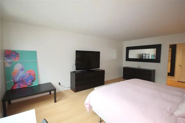 $6,500 | 5161 Collins Avenue, Unit 1004, Miami Beach, FL 33140