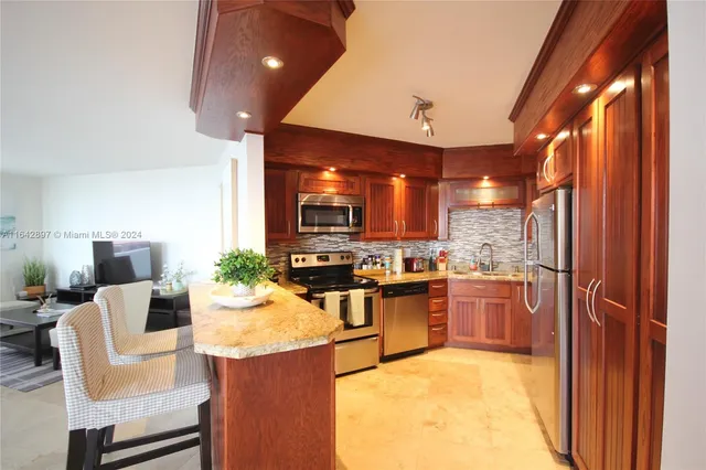 $6,500 | 5161 Collins Avenue, Unit 1004, Miami Beach, FL 33140