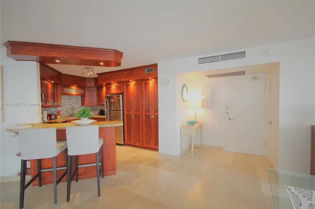 $6,500 | 5161 Collins Avenue, Unit 1004, Miami Beach, FL 33140