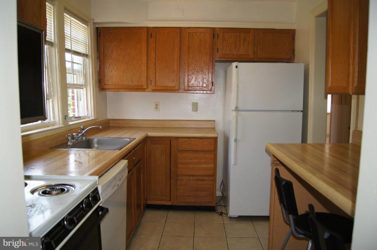 1812 Loch Shiel Road Baltimore, MD 21286 - Photo 16 of 30 Second floor apartment kitchen with gas cooking