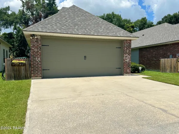$1,800 | 210 Twin Meadow Lane, Lafayette, LA 70508