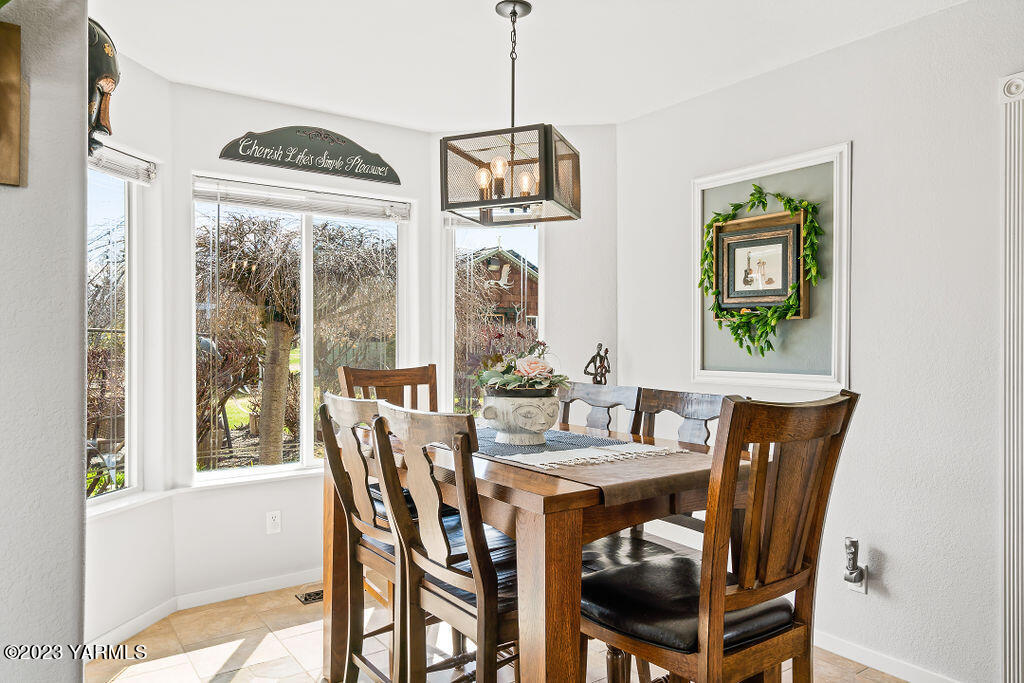 15010 Fisk Road Yakima, WA 98908 - Photo 12 of 45 a dining room with furniture and window
