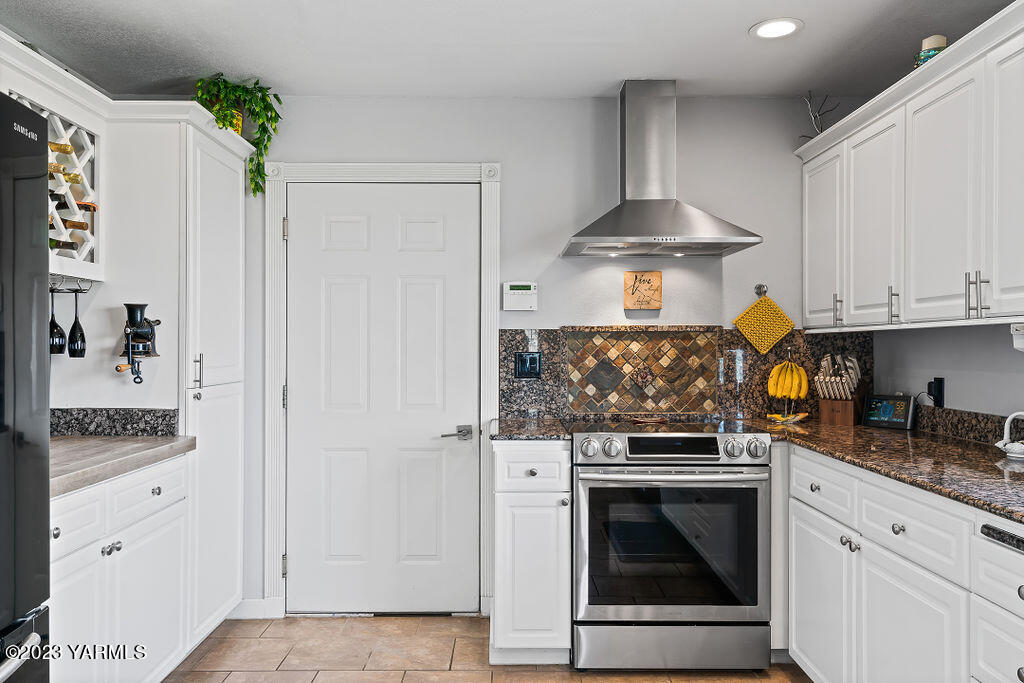15010 Fisk Road Yakima, WA 98908 - Photo 14 of 45 a kitchen with granite countertop a stove and a sink