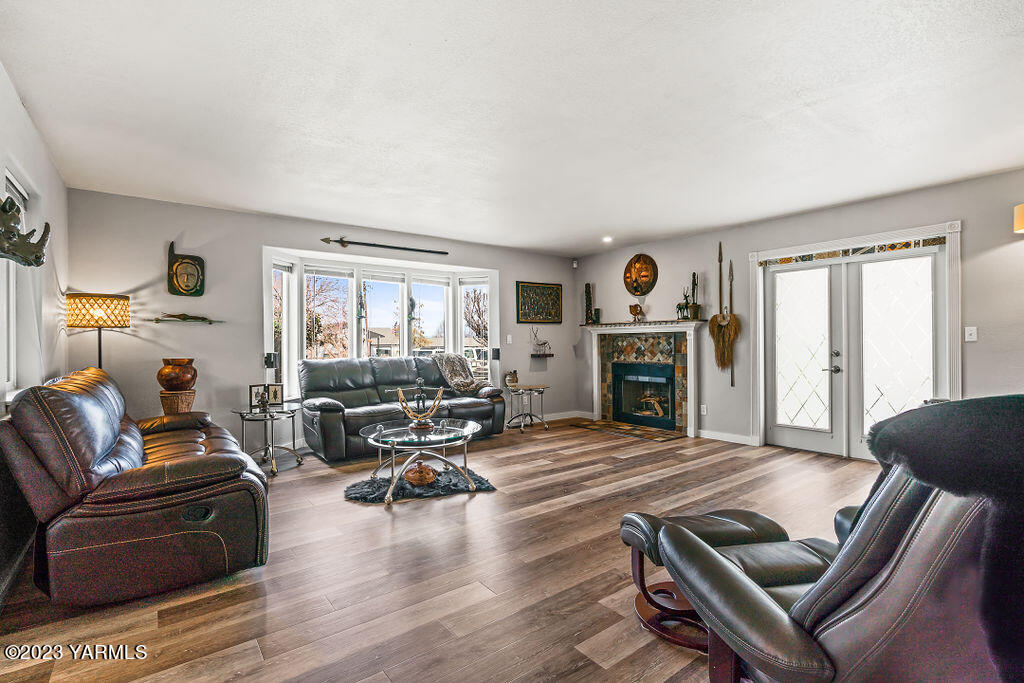 15010 Fisk Road Yakima, WA 98908 - Photo 17 of 45 a living room with furniture fireplace and a window