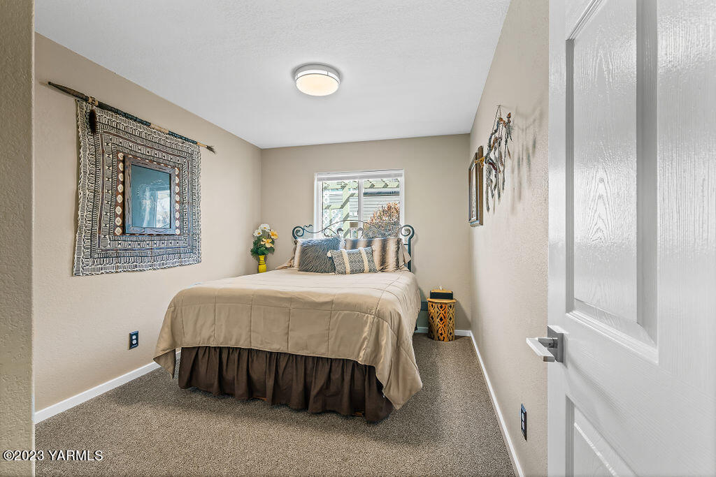15010 Fisk Road Yakima, WA 98908 - Photo 19 of 45 a bed room with a bed and a window