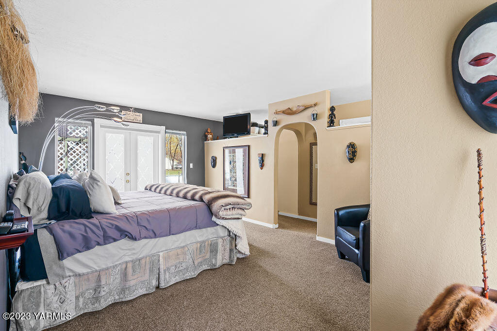 15010 Fisk Road Yakima, WA 98908 - Photo 21 of 45 a spacious bedroom with a bed and a window