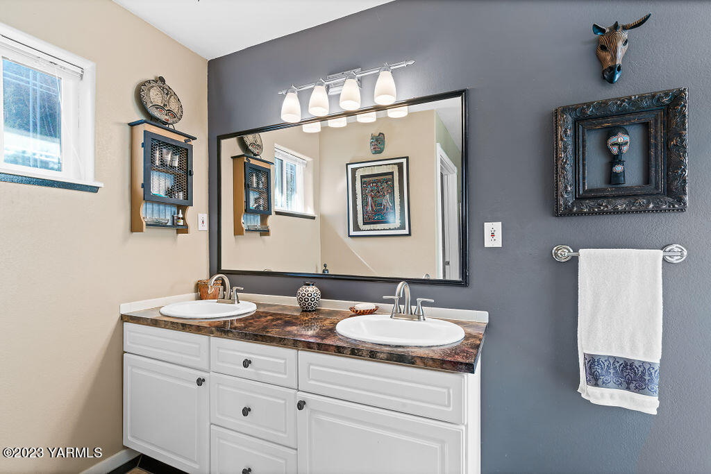 15010 Fisk Road Yakima, WA 98908 - Photo 23 of 45 a bathroom with a sink double vanity and a mirror