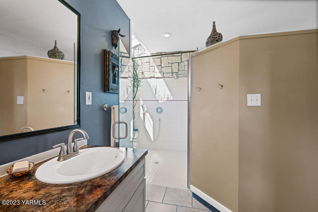 15010 Fisk Road Yakima, WA 98908 - Photo 24 of 45 a bathroom with a sink and mirror