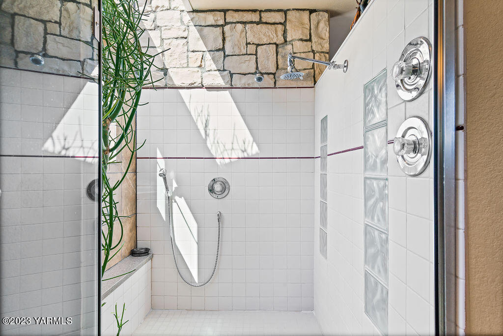 15010 Fisk Road Yakima, WA 98908 - Photo 25 of 45 a utility room with a washer and dryer