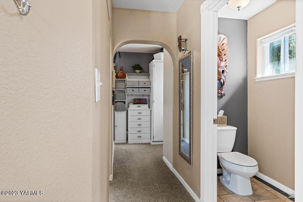 15010 Fisk Road Yakima, WA 98908 - Photo 26 of 45 a bathroom with a toilet and a shower