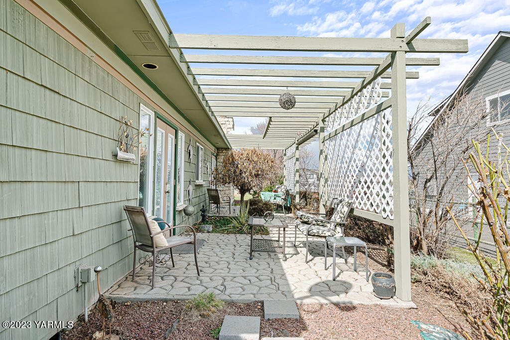 15010 Fisk Road Yakima, WA 98908 - Photo 27 of 45 a view of patio with table and chairs and potted plants