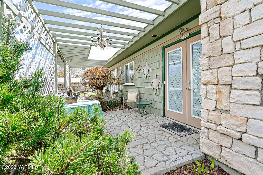 15010 Fisk Road Yakima, WA 98908 - Photo 28 of 45 a view of yard with seating space