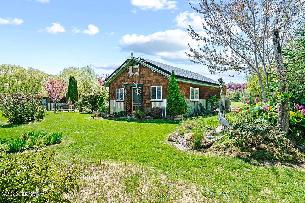 15010 Fisk Road Yakima, WA 98908 - Photo 29 of 45 a front view of a house with garden