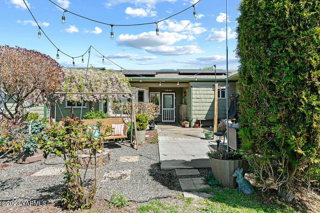 15010 Fisk Road Yakima, WA 98908 - Photo 31 of 45 a view of a patio with table and chairs and potted plants