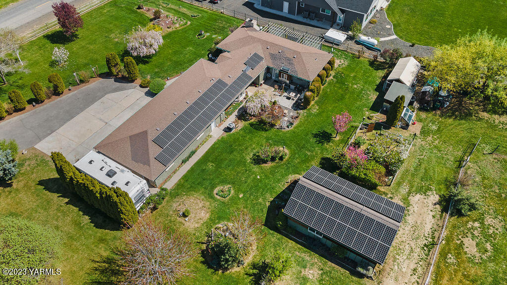 15010 Fisk Road Yakima, WA 98908 - Photo 34 of 45 an aerial view of a residential houses with yard