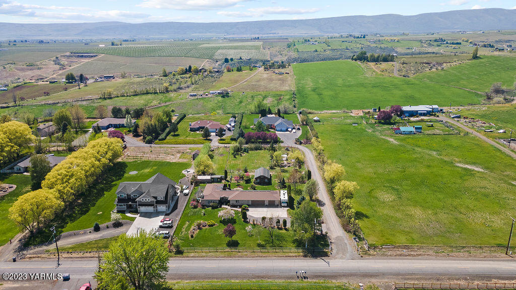 15010 Fisk Road Yakima, WA 98908 - Photo 37 of 45 an aerial view of a houses with outdoor space and lake view