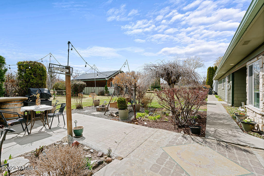15010 Fisk Road Yakima, WA 98908 - Photo 39 of 45 a view of a patio with table and chairs potted plants