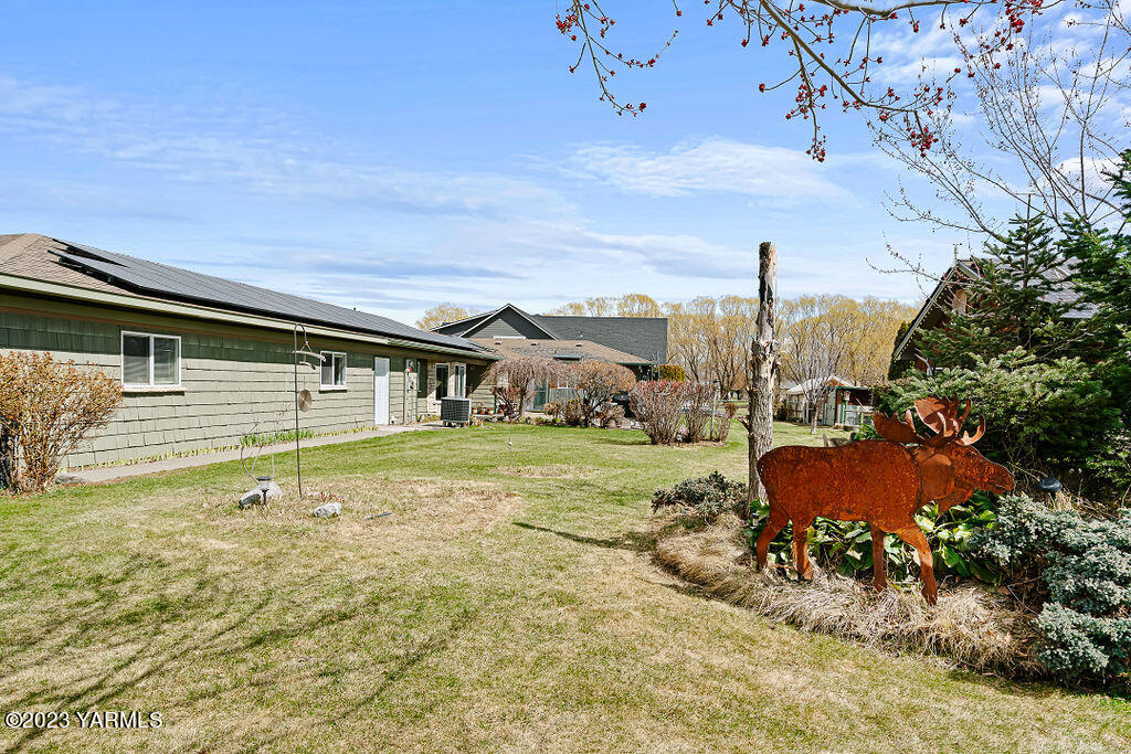 15010 Fisk Road Yakima, WA 98908 - Photo 40 of 45 a view of a house with a yard