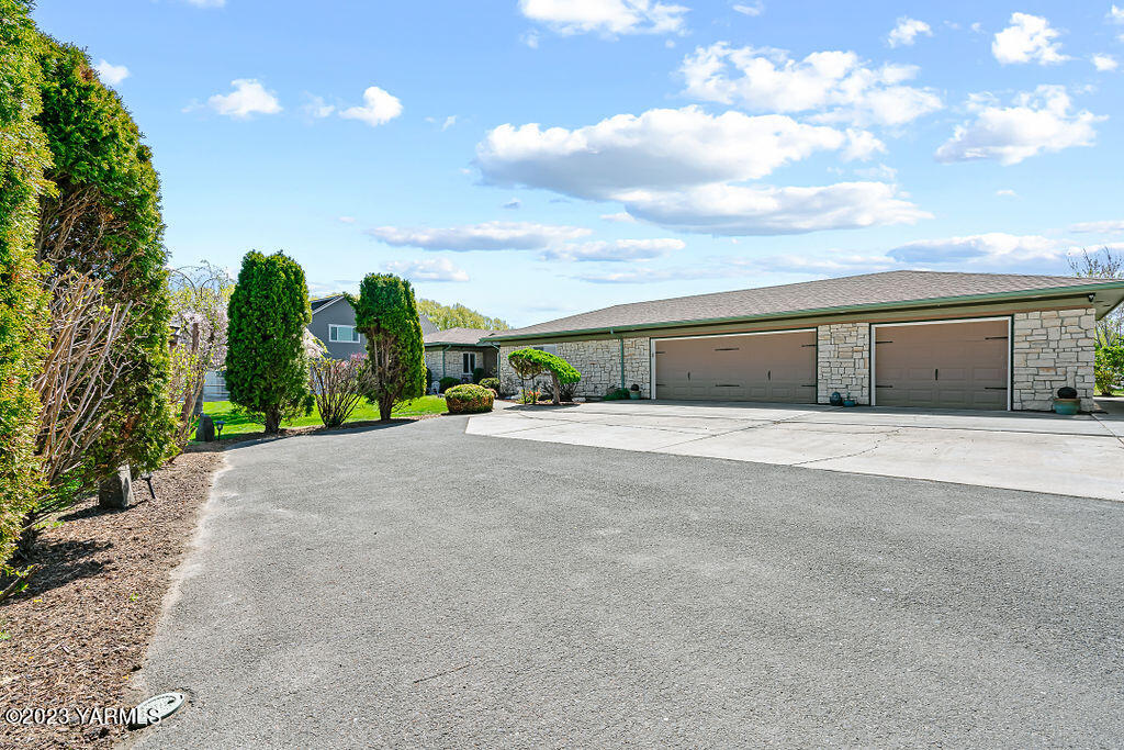 15010 Fisk Road Yakima, WA 98908 - Photo 4 of 45 a house view with a garden space